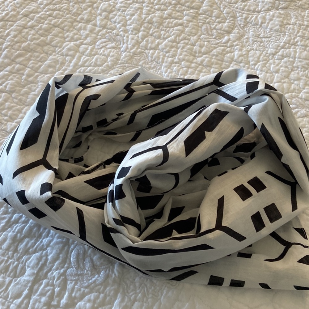 Black and white cotton scarf